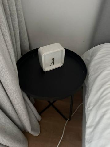 Zwart rond nachtkastje