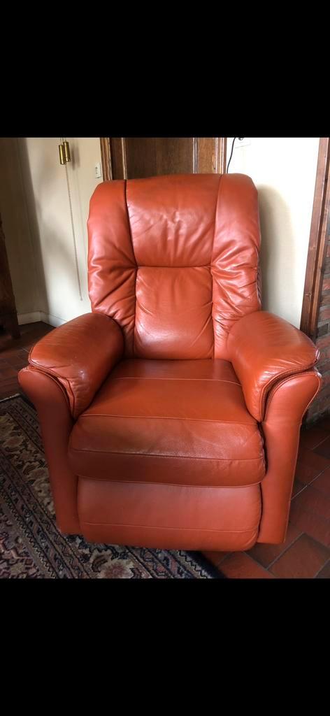 Mooie donker terracottakleurige sta-op stoel, Huis en Inrichting, Fauteuils, Zo goed als nieuw, Leer, 50 tot 75 cm, 75 tot 100 cm