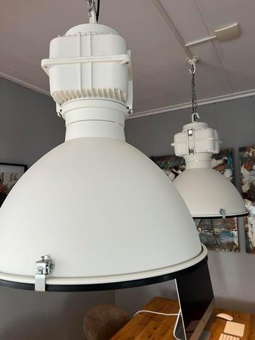 Twee industriële hanglampen wit beschikbaar voor biedingen