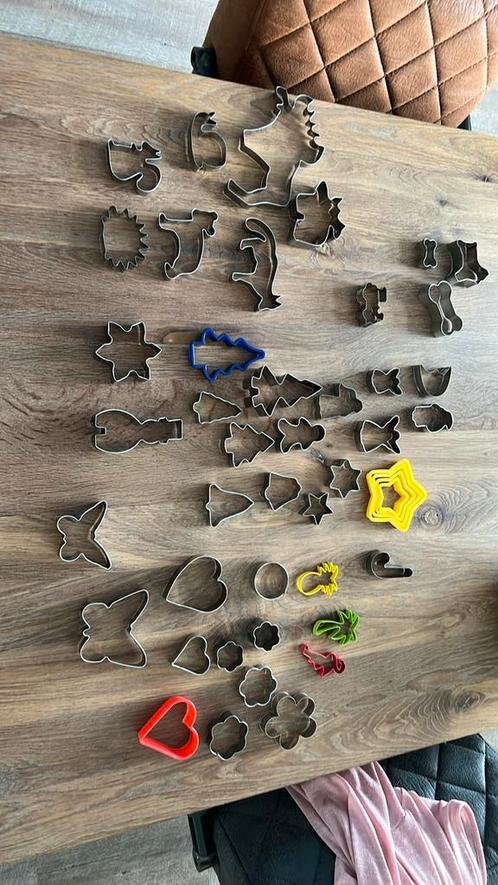 Uitsteekvormpjes, vele thema’s!, Hobby en Vrije tijd, Taarten en Cupcakes maken, Zo goed als nieuw, Serveervorm, Taarten of Cupcakes