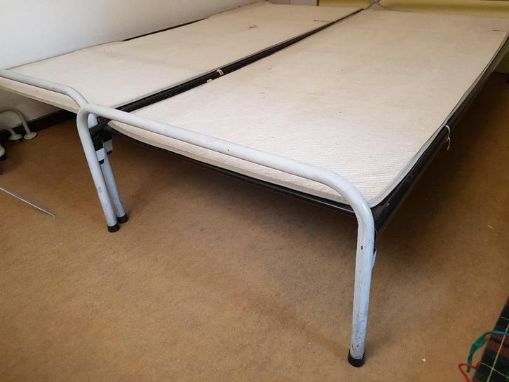 Bed staal constructie met matras, Huis en Inrichting, Slaapkamer | Bedden, Gebruikt, Eenpersoons, 90 cm, 200 cm, Metaal, Zwart