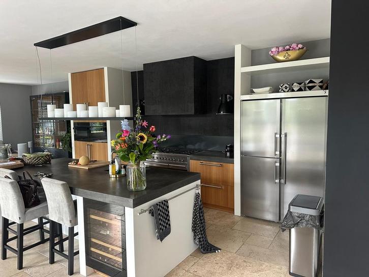 Massief eiken keuken met betonnen eiland, Huis en Inrichting, Keuken | Complete keukens, Gebruikt, Overige typen, Bruin, Overige materialen