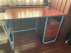 Orgineel vintage bureautje mohonie met blauw ijzeren frame, Huis en Inrichting, Bureaus, Ophalen, Zo goed als nieuw