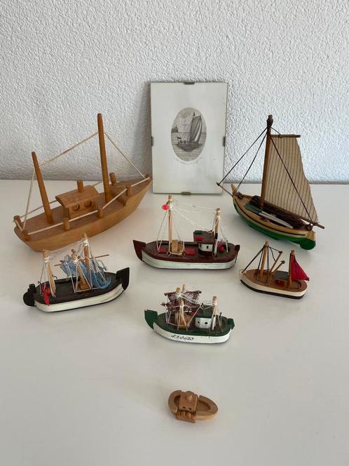 Verzameling houten miniatuur schepen en een kleine grafiek, Hobby en Vrije tijd, Modelbouw | Boten en Schepen, Gebruikt, Overige merken