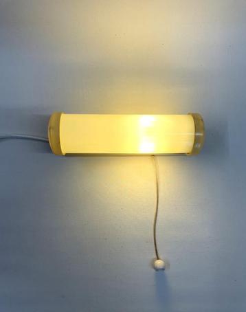 kunststof wandlamp met melkglazen cilinder jaren '70 vintage beschikbaar voor biedingen