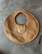Handgemaakte ronde leren tas met bont detail, Sieraden, Tassen en Uiterlijk, Tassen | Damestassen, Ophalen of Verzenden, Nieuw