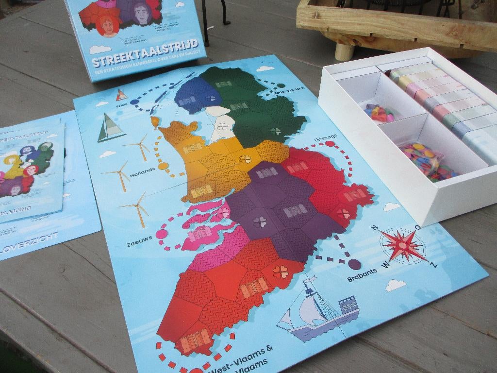 Spel: Streektaalstrijd,v.a 25,00e, Vijf spelers of meer, Ophalen of Verzenden, Zo goed als nieuw