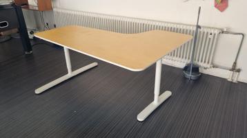 Bureau in hoogte verstelbaar beschikbaar voor biedingen