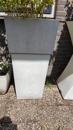 Hoge witte vierkante tuinpot, Tuin en Terras, Bloembakken en Plantenbakken, Ophalen, Steen, Gebruikt, Minder dan 60 cm