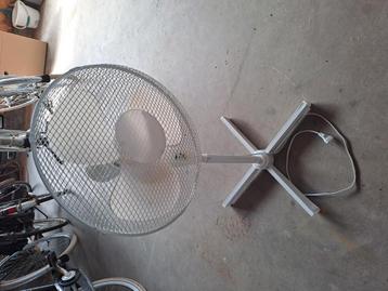 Ventilator op statief beschikbaar voor biedingen