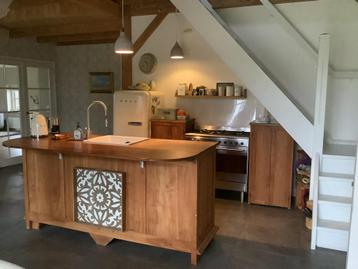 Keuken eiland landelijk beschikbaar voor biedingen