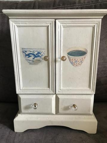 Vintage / Antiek Uniek Klein Houten Kastje.  beschikbaar voor biedingen