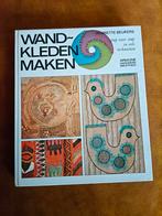 WANDKLEDEN MAKEN, stap voor stap in vele technieken., Boeken, Hobby en Vrije tijd, Ophalen of Verzenden, Zo goed als nieuw