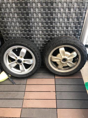 Vespa Primavera velgen met banden beschikbaar voor biedingen