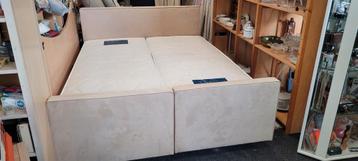Nette 2 persoons boxspring met achterbord 160 x 200 beschikbaar voor biedingen