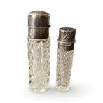 2 antieke parfumflesjes met zilveren dop. Hebben schade., Ophalen of Verzenden