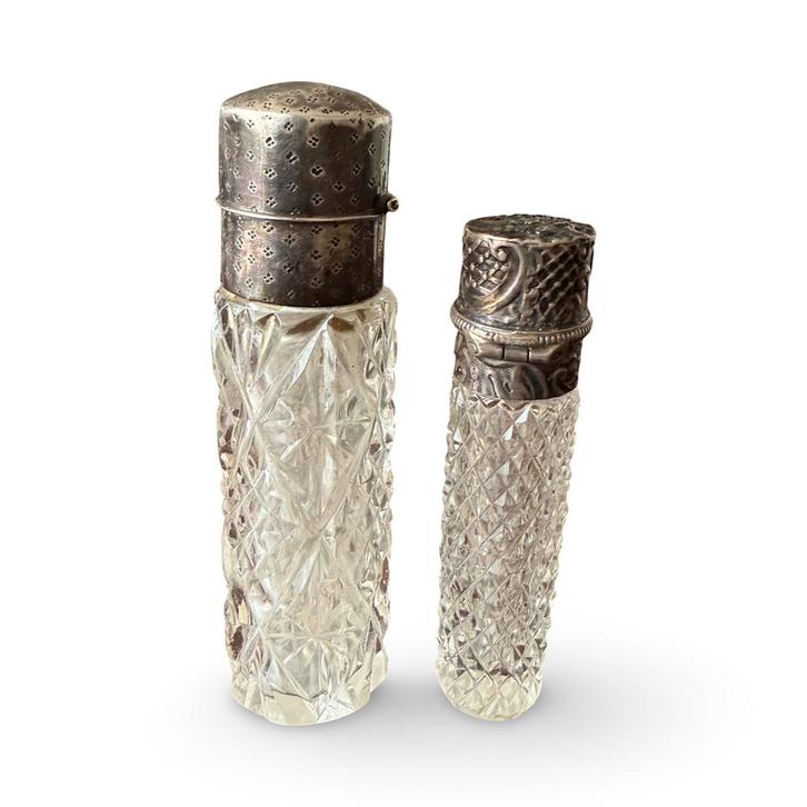 2 antieke parfumflesjes met zilveren dop. Hebben schade., Antiek en Kunst, Curiosa en Brocante, Ophalen of Verzenden