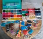 Loombandjes in verdeeldozen + toebehoren, €15, Hobby en Vrije tijd, Knutselen, Ophalen of Verzenden, Zo goed als nieuw, Materiaal