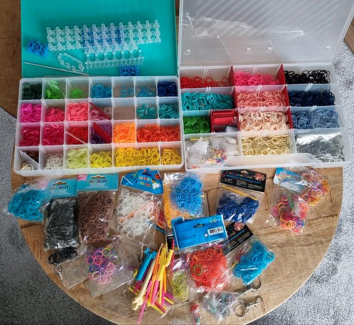 Loombandjes in verdeeldozen + toebehoren, €15, Hobby en Vrije tijd, Knutselen, Zo goed als nieuw, Materiaal, Ophalen of Verzenden