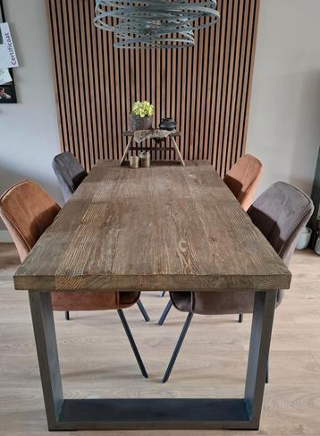 Robuuste eettafel met 4 stoelen in hele nette staat.  beschikbaar voor biedingen