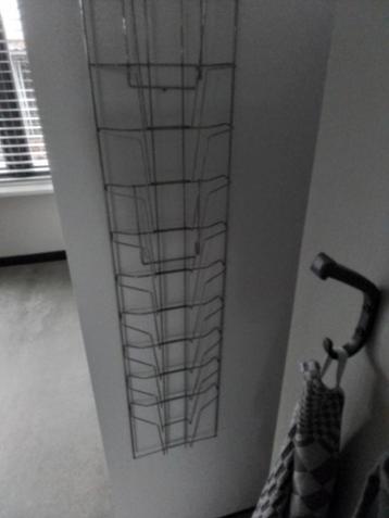 Stoer kaartenrek beschikbaar voor biedingen