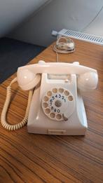2 witte bakelieten Ericsson telefoons bouwjaar 1963, Ophalen