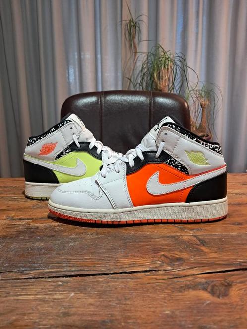 Jordan 1 Mid SE 'Composition Notebook - Orange' Size 38,5, Kleding | Dames, Schoenen, Zo goed als nieuw, Sneakers of Gympen, Wit
