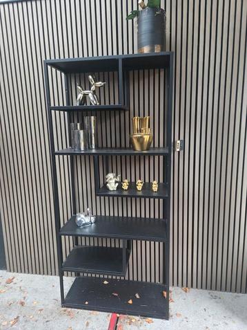 Stijlvolle metalen wandkast beschikbaar voor biedingen