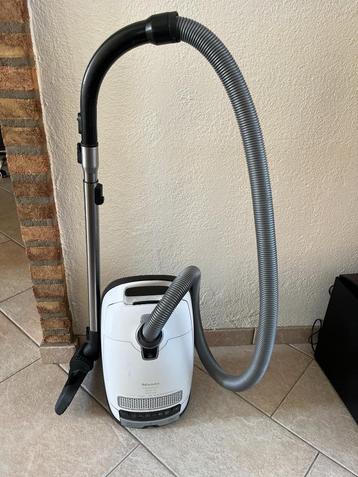 Nette Miele Complete C3 Allergy Powerline stofzuiger beschikbaar voor biedingen
