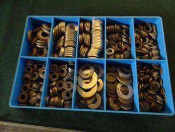 metalen ringen in doos & pluggen beschikbaar voor biedingen