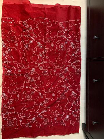 Mooie rode baby rib stof met borduursel beschikbaar voor biedingen