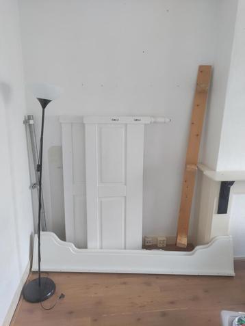 Wit bedframe en lamp