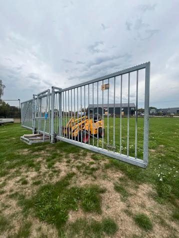 Verzinkte schuifpoort beschikbaar voor biedingen