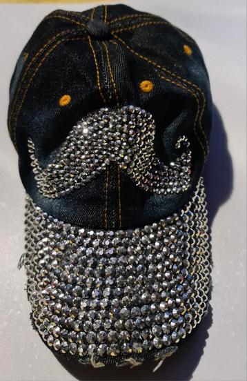 Stoere pet met diamantjes snor  beschikbaar voor biedingen