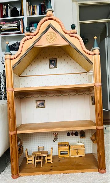Houten Poppenhuis beschikbaar voor biedingen