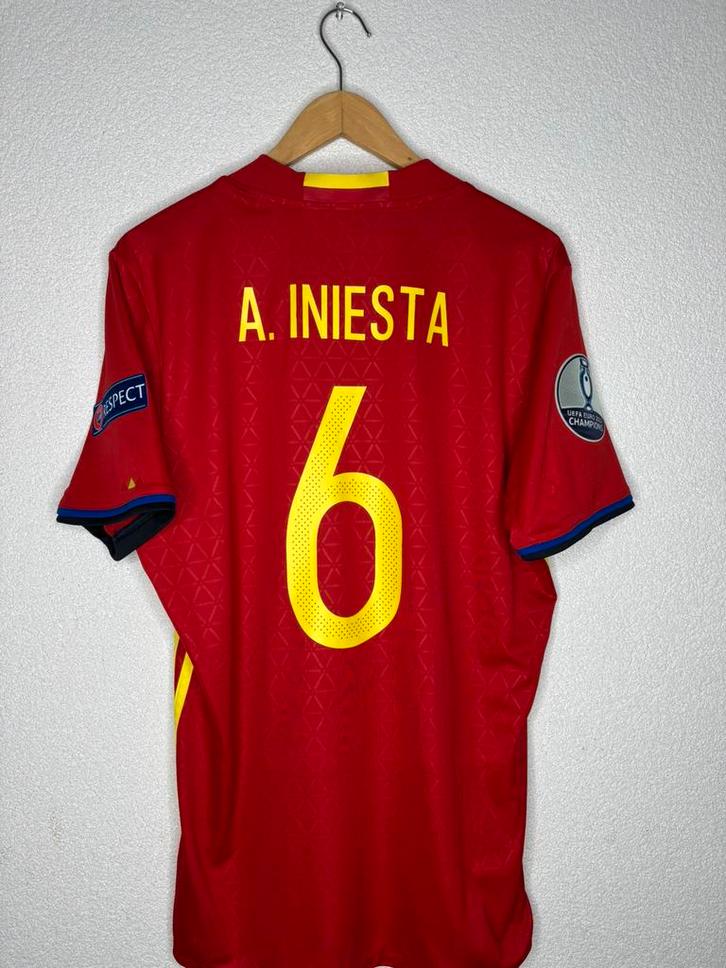 Spanje thuisshirt 2016/2017 Iniesta, Sport en Fitness, Voetbal, Zo goed als nieuw, Shirt, Maat L, Ophalen of Verzenden