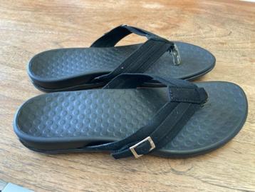 Zwarte teenslippers beschikbaar voor biedingen