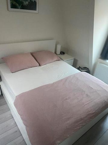 Ikea MALM bed met matras, lattenbodem en nachtkastjes