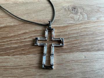Zilveren kruis met natuursteen aan leren koord. beschikbaar voor biedingen