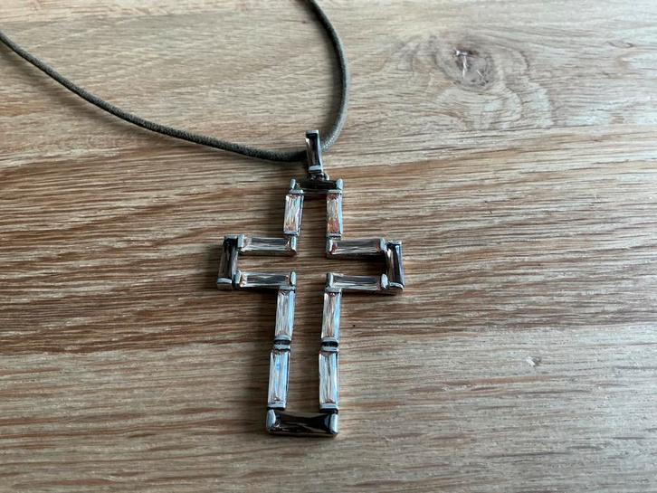 Zilveren kruis met natuursteen aan leren koord., Sieraden, Tassen en Uiterlijk, Kettinghangers, Zo goed als nieuw, Zilver, Kruis of Symbool