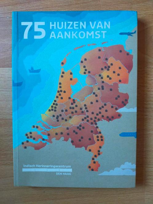 75 huizen van aankomst - uitgave Indisch Herinneringscentrum, Boeken, Geschiedenis | Vaderland, Zo goed als nieuw, 20e eeuw of later