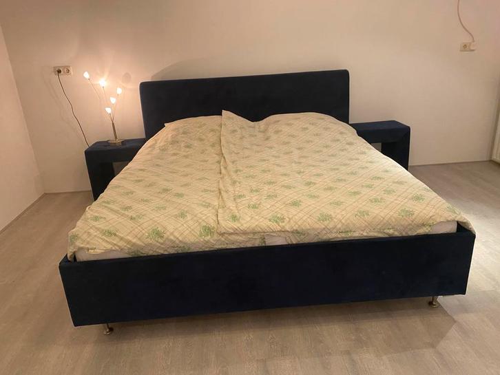 Tweepersoonsbed blauw velvet incl. matrassen en nachtkastjes, Huis en Inrichting, Slaapkamer | Bedden, Zo goed als nieuw, Tweepersoons