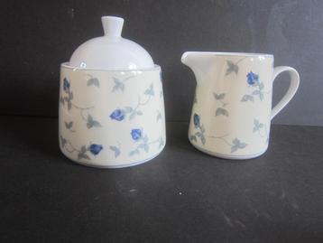 WAWEL melk en suikerpot roomstel blauw gebloemd met roosjes beschikbaar voor biedingen