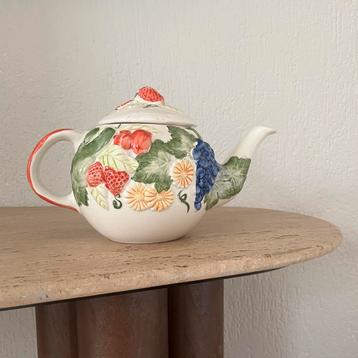 Vintage fruit theepot beschikbaar voor biedingen