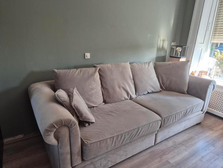 Prachtige Goossens taupe kleurige velours 3 zits bank, Huis en Inrichting, Banken | Bankstellen, Ophalen