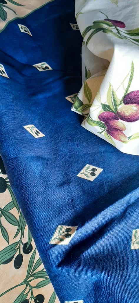 Italiaans afneembaar gecoat tafelkleed en rond frans tafelkl, Huis en Inrichting, Tafelkleden, Gebruikt, Rechthoek, Ophalen of Verzenden