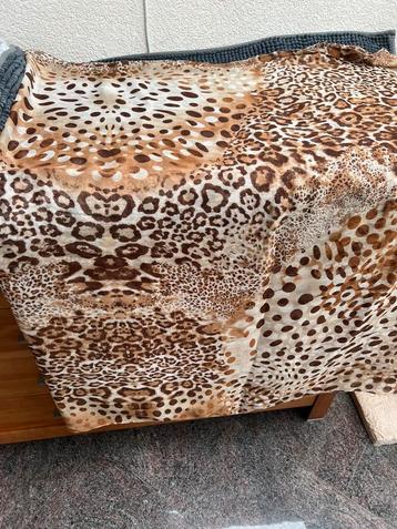 Nooit gebruikte , Grote  Stola/ Sjaal in bruin/ panter decor beschikbaar voor biedingen