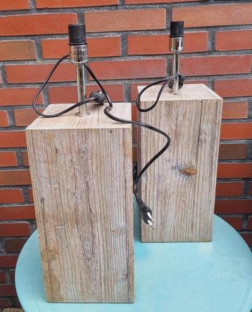 Lampenvoeten van hout met robuuste uitstraling  beschikbaar voor biedingen