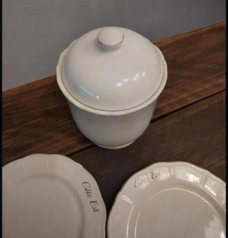 Côté Est Set - Pot met Deksel & 2 Borden, Huis en Inrichting, Keuken | Servies, Zo goed als nieuw, Bord(en), Overige stijlen, Aardewerk