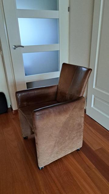 4 Eetkamer stoelen echt leer op wieltjes beschikbaar voor biedingen